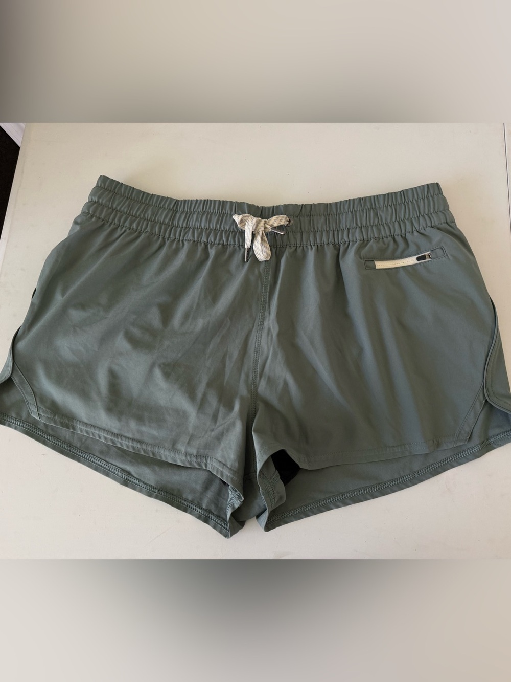 Vuori Women’s  Elastic Waist Performance Shorts in Olive